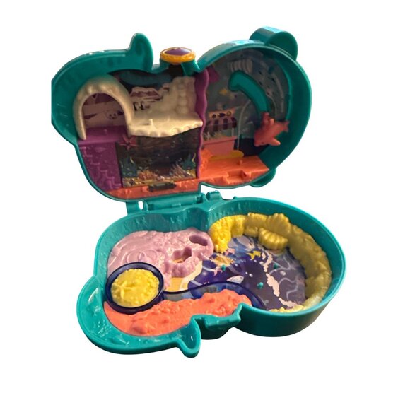 Polly Pocket Compact Playset Otter Aquarium - Picture 3 of 5